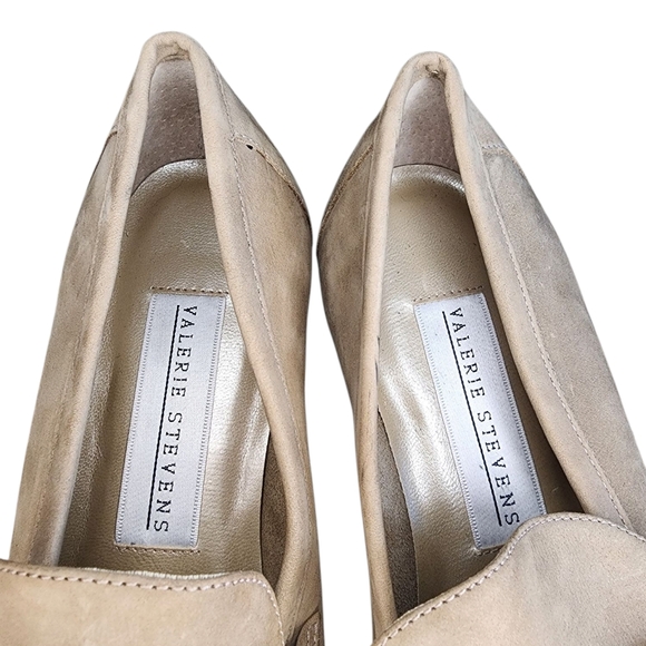 VALERIE STEVENS leather loafers w/medallion, tan, size 9 - Picture 4 of 7